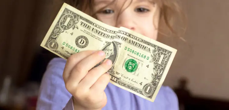 הדוד סם מחלק כסף: 1,700 דולר לכל ילד אמריקאי