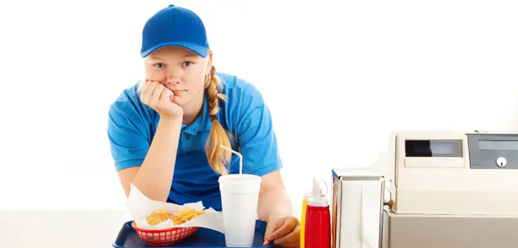 יוצאים לחופש: מה הן זכויות בני הנוער בעבודה?