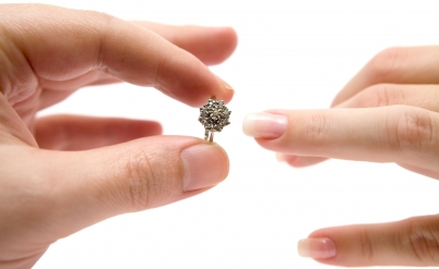 התחתנת "בצחוק" בגיל 16? יש צורך בגט!