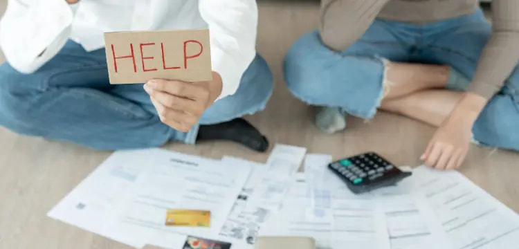 נחנקים מחובות? הדרך המהירה להפסיק להיאבק ולהתחיל מחדש