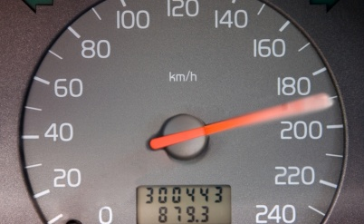 המשטרה האשימה בנהיגה במהירות מופרזת, וחויבה בהוצאות - סקירה