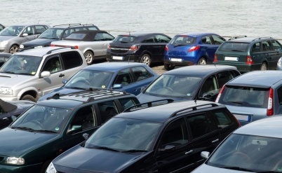 תבע את המועצה האזורית עמק חפר, וחויב בהוצאות